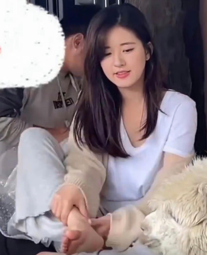 赵露思的脚被羊驼嫌弃，原来美女也有脚臭的时候