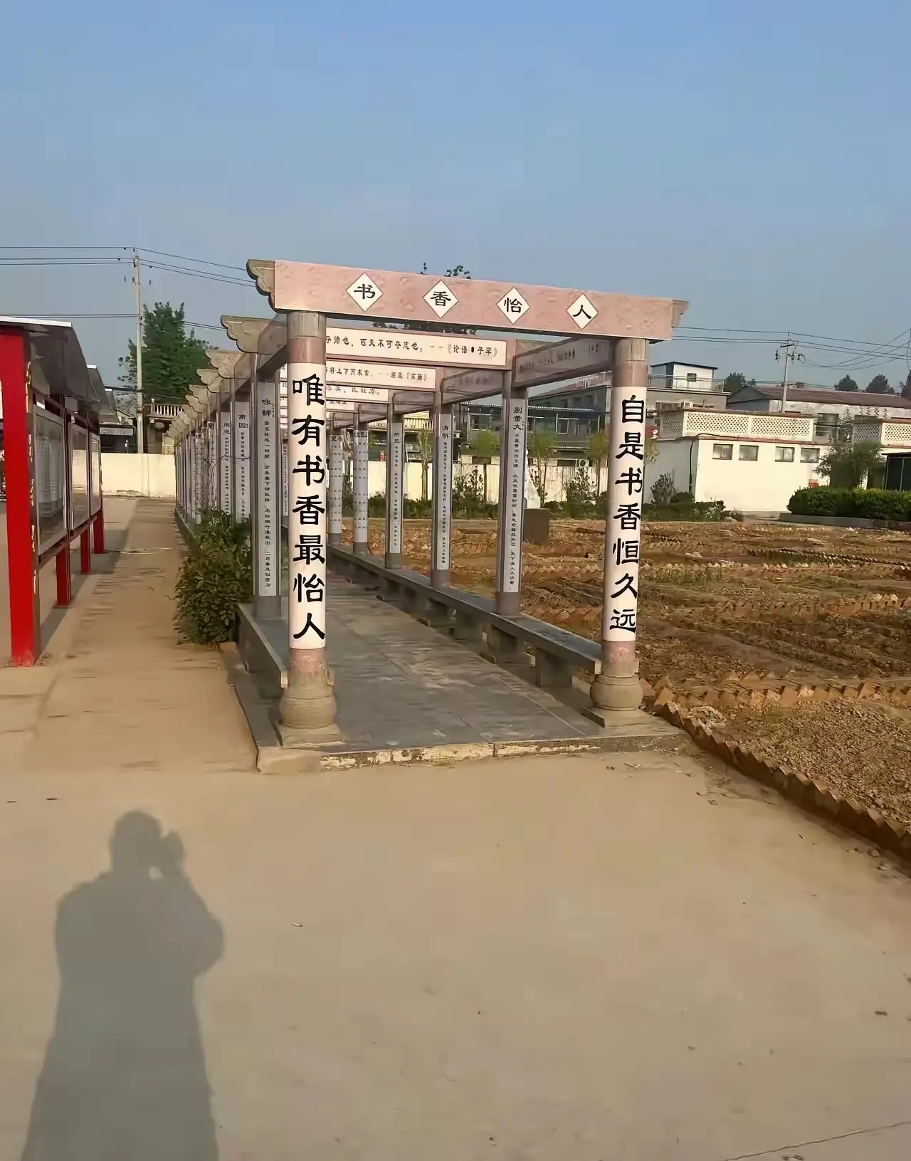 这是我们学校花了27万建的校园文化长廊，扑面而来的知识有没有
