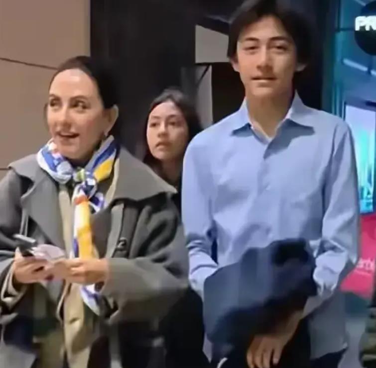 14岁诺一参加电影首映身高1米8，越来越像刘烨老婆安娜。
 
14岁的年龄正是尴