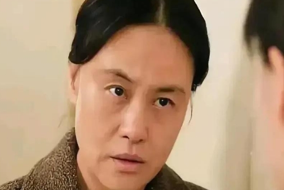 没有看过六姐妹这个剧，但是有网友辛辣地评价了华裔演员邬君梅在剧里面饰演的母亲：“