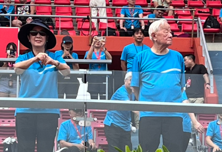 张忠谋既喜又忧。
据台媒报道，台积电创办人张忠谋今天在台积电运动会上致辞时先“恭