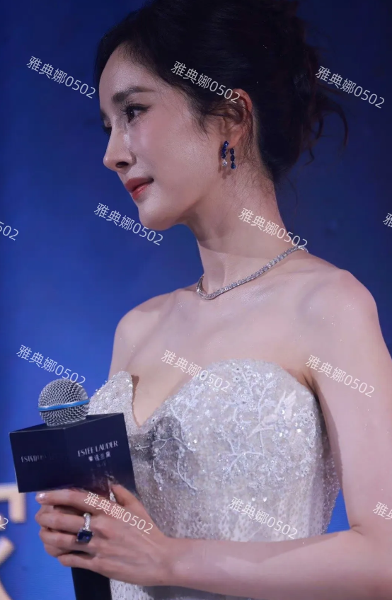 杨幂生图，五官很漂亮，皮肤不咋地很油毛孔粗大，太瘦了法令纹很深，鼻孔太大了。
