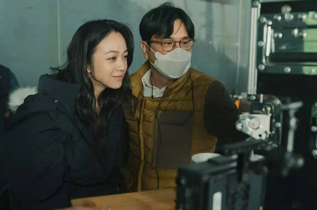 汤唯电影界再掀风浪！她凭借《梦境》入围韩国电影青龙奖最佳女主角。尤其和老公金泰勇