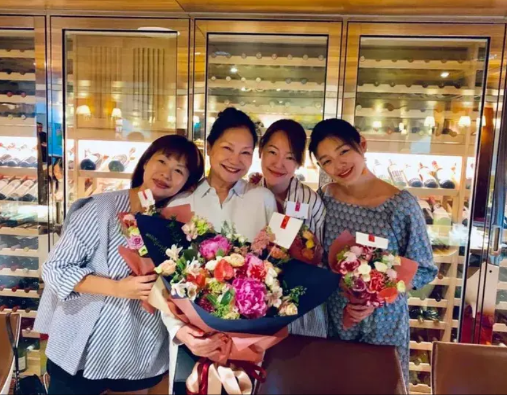 汪小菲拖垮大S经济爆，「欠债走人」乱带风向，S妈宣战内幕曝！
48岁女星大S（徐