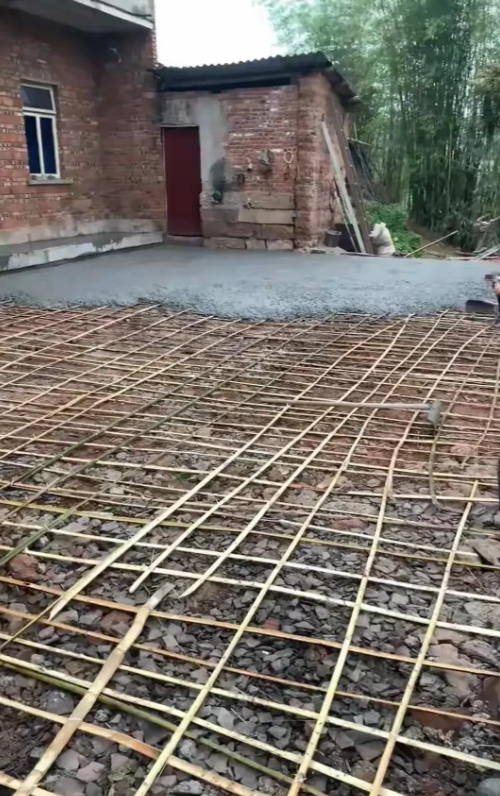 重庆，要一名男子提前回家过年，刚回到家门口，看到邻居正在用水泥铺设家门口，邻居在