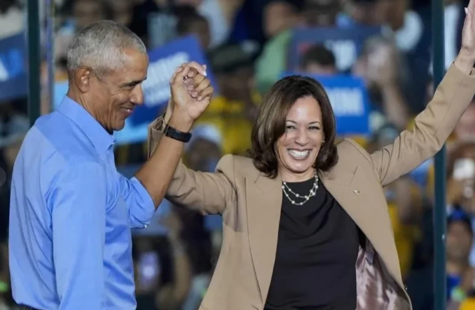 首次和哈里斯同台拉票，奥巴马痛批特朗普，不能说你想做希特勒那样的事。把川普宣传成