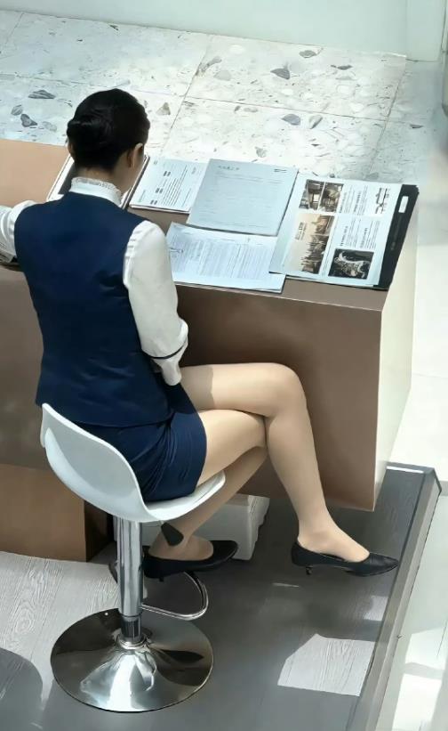 这种腿没办法伸进去的工位，每天是怎么忍受的？