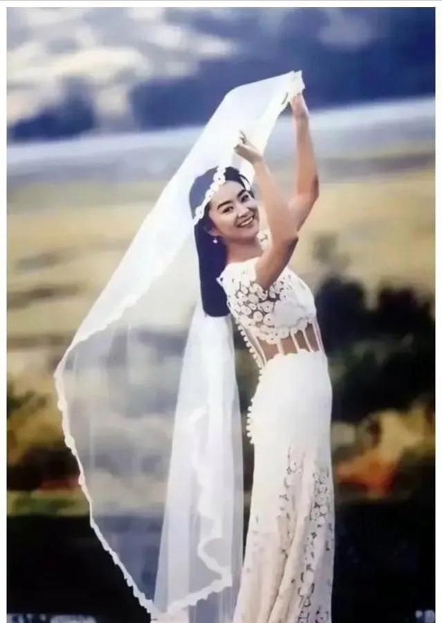 1994年，40岁的林青霞嫁给了富商邢李源，这婚娶得真是让人羡慕！
邢李源，富商