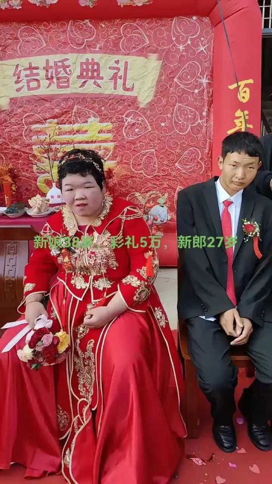 新婚大喜日子，两口子咋不笑呢？