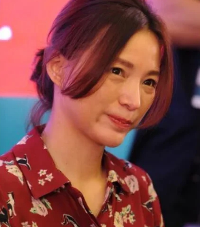 说实话，她素颜的样子，确实很一般，即使是化了妆也没有周涛漂亮，这是事实。感觉发型