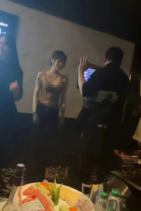 他们说这女的是网红，大家看看认识不认识，她叫啥啊？