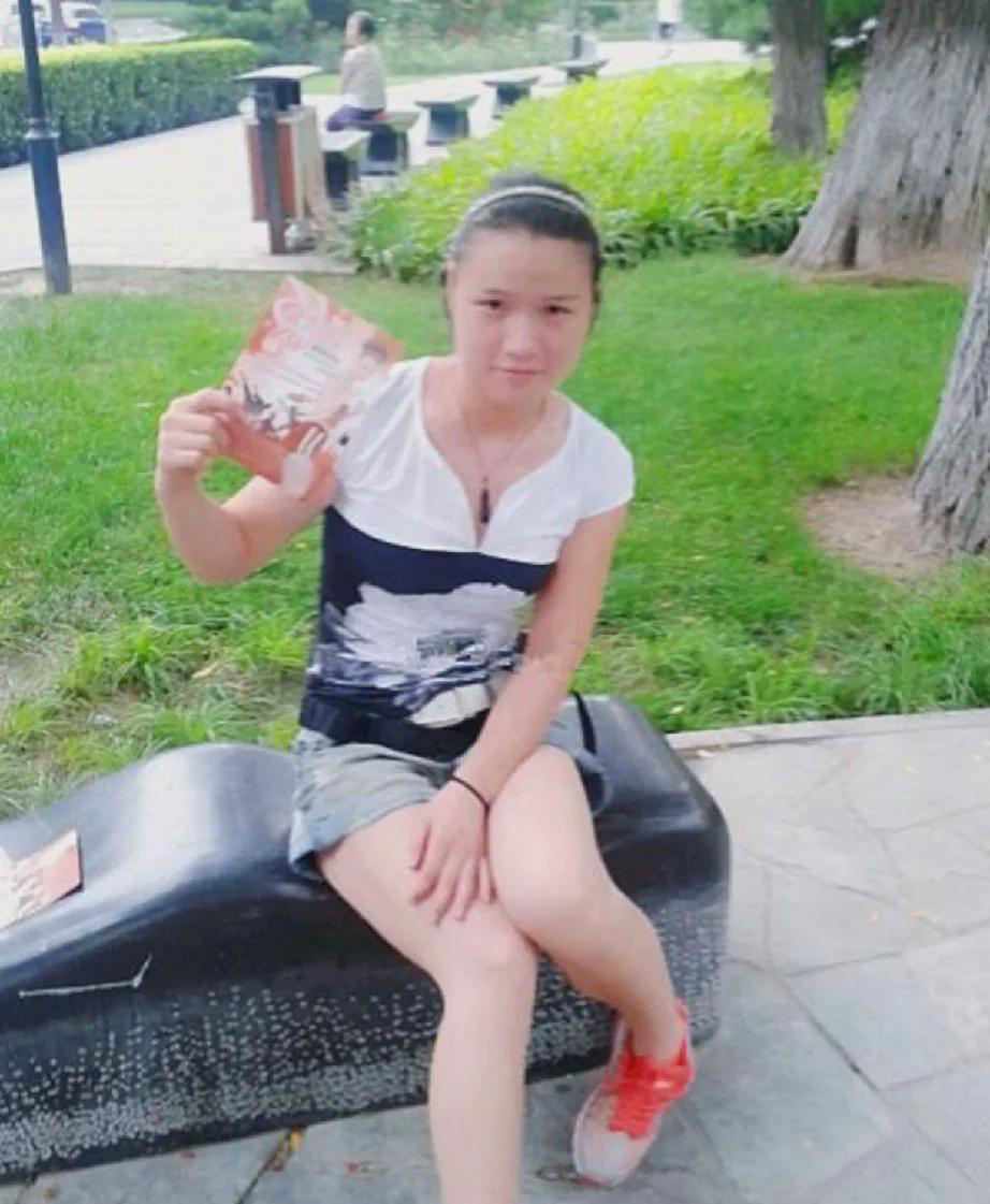  
 
这张泛黄照片拍摄于2012年，画面里扎着马尾辫的姑娘正站在幼儿园门口发传