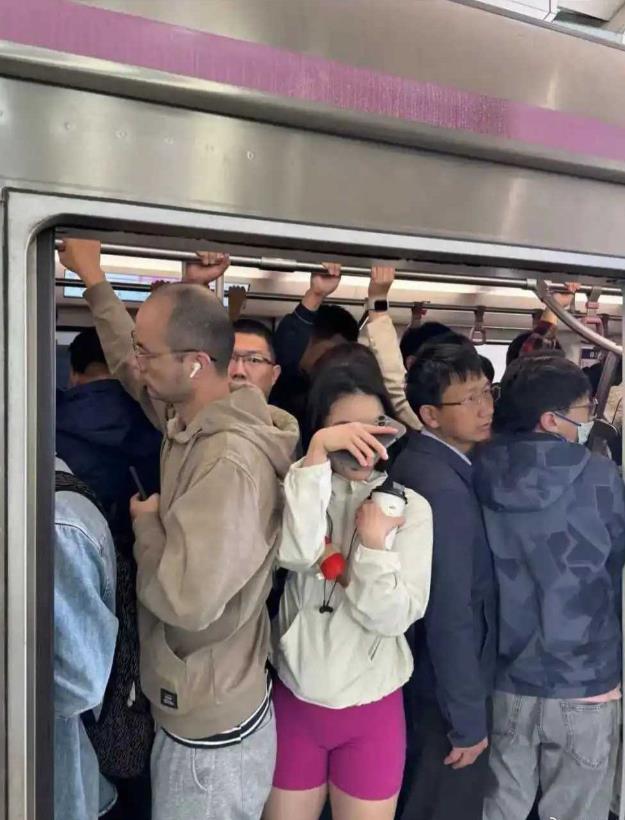 这是哪里的地铁这么拥挤，这感觉关不上门了