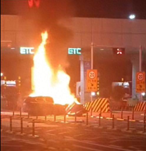 宝马凌晨疯狂撞击收费站，随后发生剧烈燃烧司机被活活烧死。
7月25日凌晨0点50