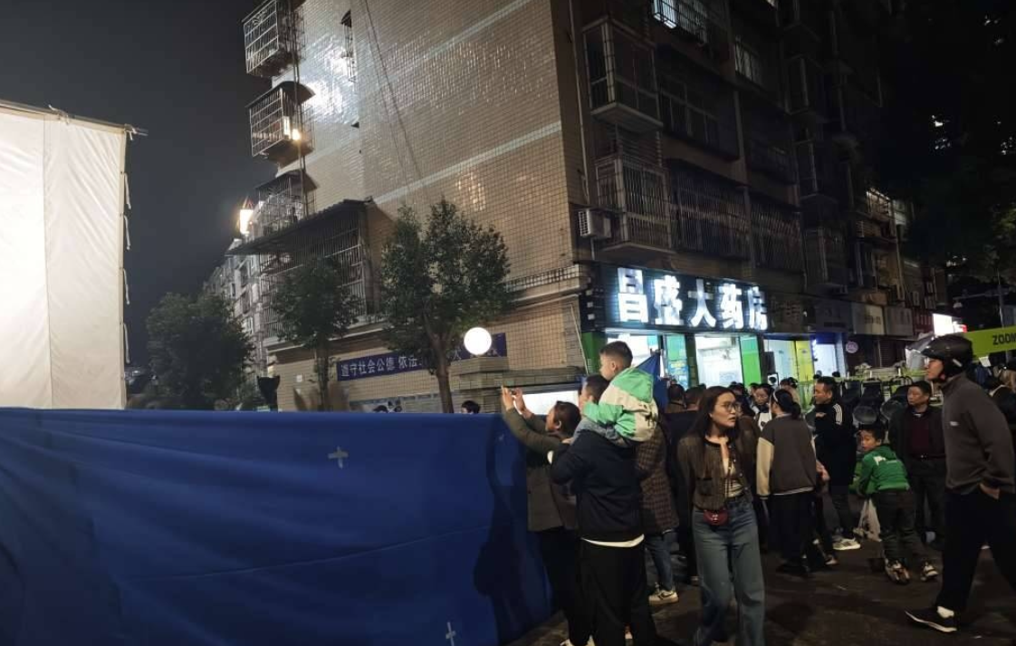 海棠苑拍戏门口围得严严实实，想晓得他们住里面的最近方不方便