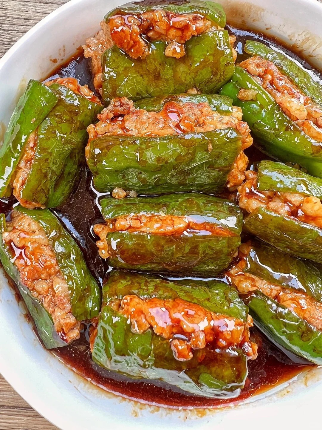 既简单又好吃的青椒酿肉 青椒入味肉嫩多汁，实在是太下饭了!好吃到舔盘的青椒酿肉，