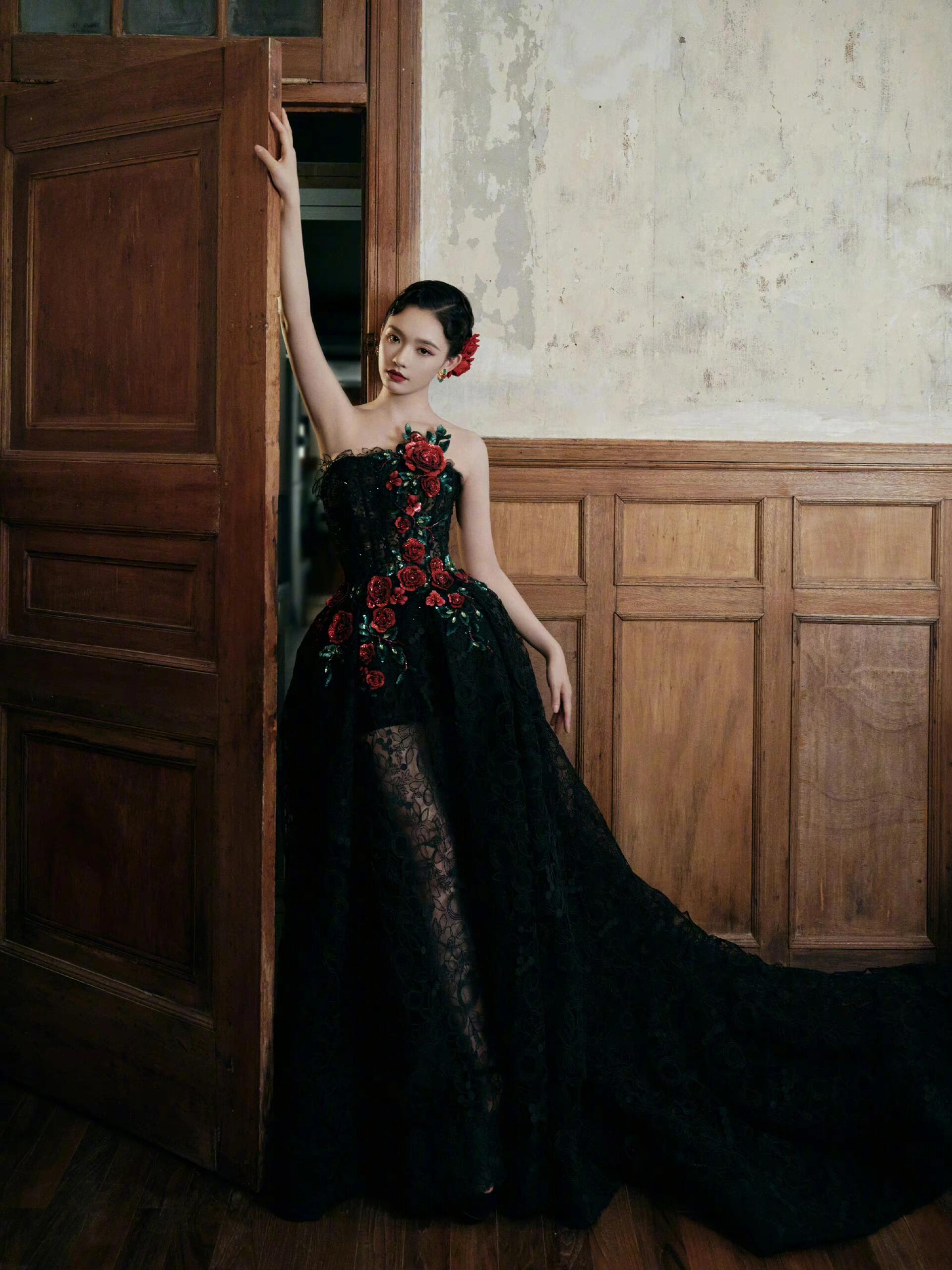 明艳复古的玫瑰女郎