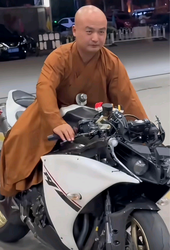 加油站加油时，尽然看见一位僧人骑着一辆摩托车也来加油，第一次见到，实属有点惊讶！