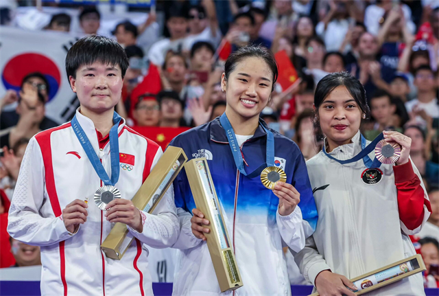巴黎奥运会，羽毛球女单决赛，何冰娇两局13-21、16-21不敌世界排名第一的韩