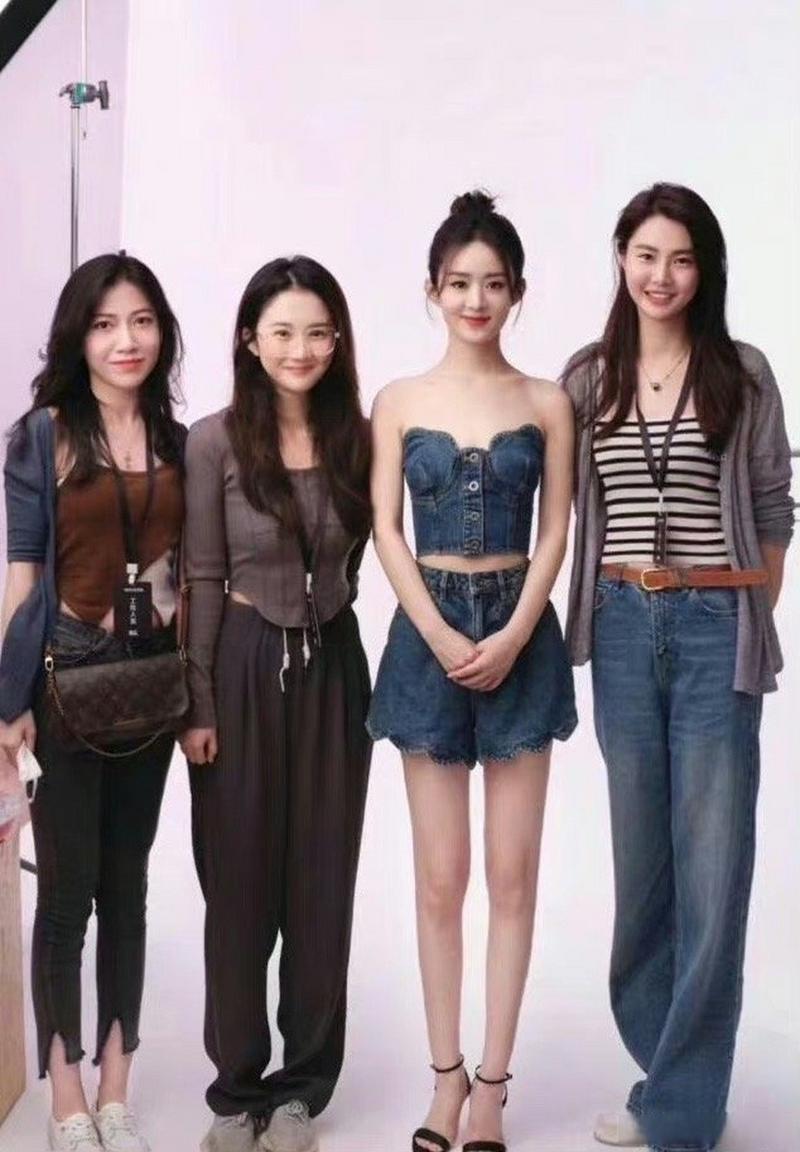 赵丽颖再漂亮，也不如右边的女孩漂亮[震惊]
右边这位身高好高呀，气质也超越了赵丽