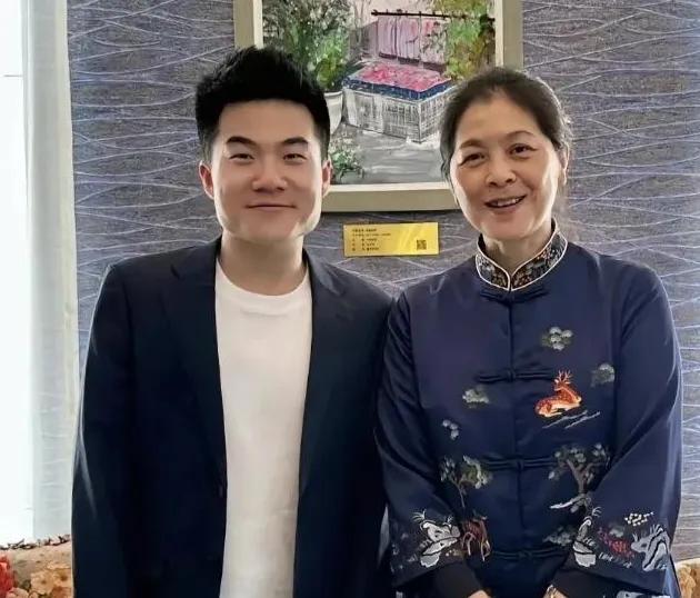 一次，迟子建对董宇辉说：“你帮我卖了150万册书，等于给我准备了养老钱，你需要帮