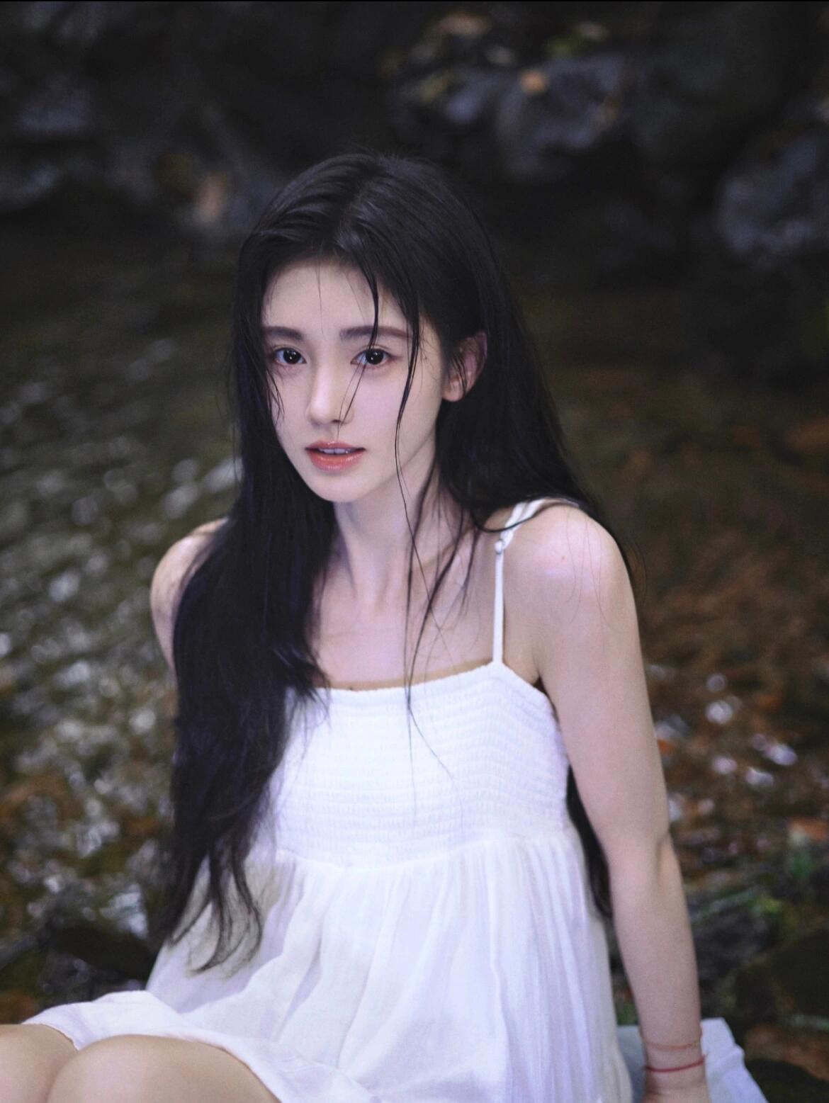 鞠婧袆——婀娜多姿