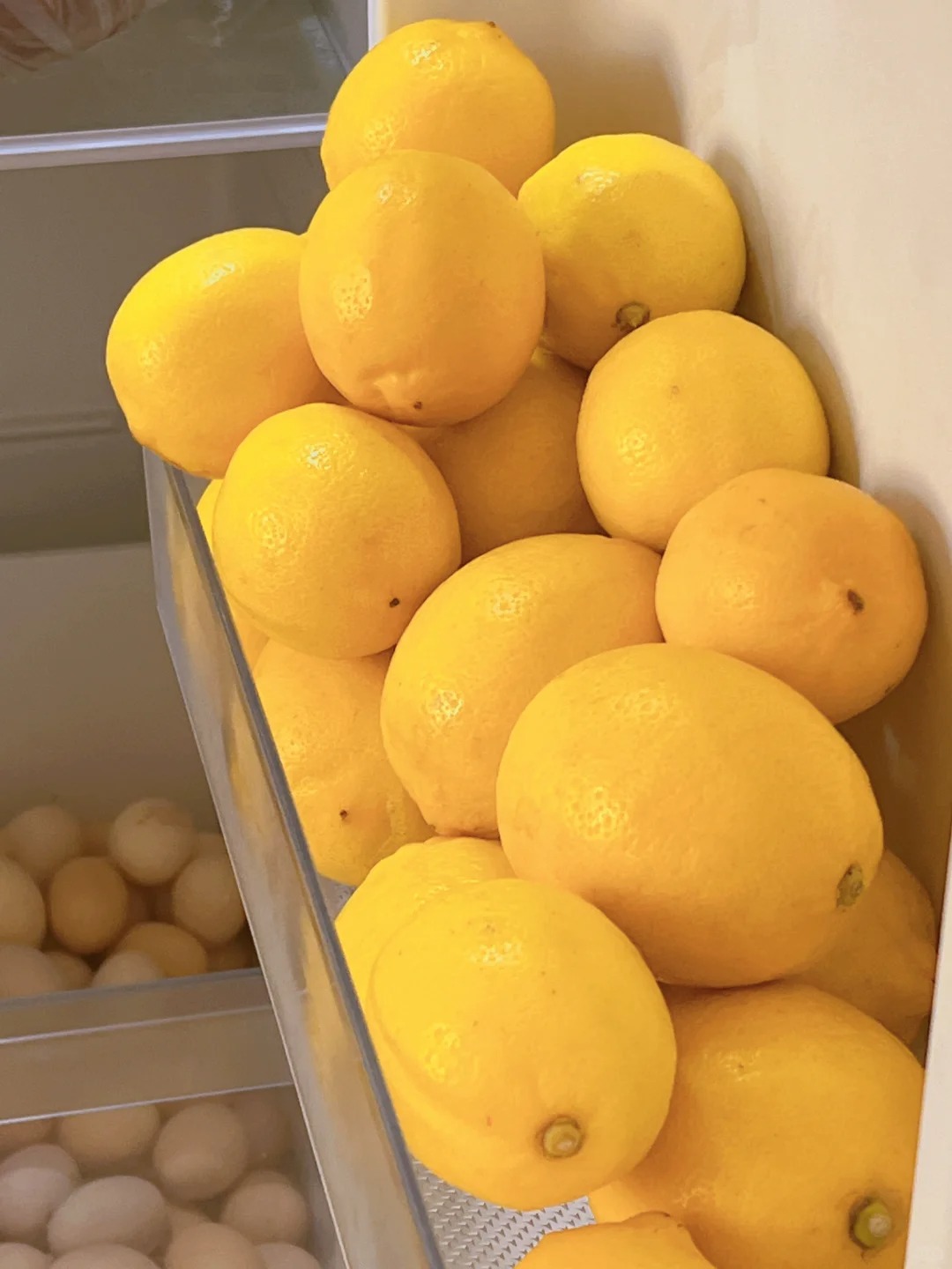 囤了一箱柠檬🍋夏天做冷冻柠檬片！
好多姐妹买了柠檬吃不完，不知道怎么保存！
可