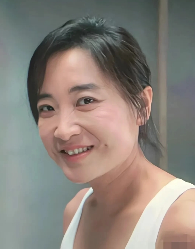 瘦了就变老了吗？明明更好看了。
贾玲为了更贴近角色本身的沉重感和与社会脱节的感觉
