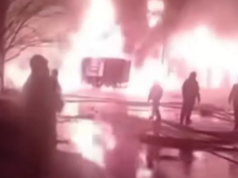 快讯:伊朗两处军事总部遭恐怖袭击 
据报道，4月4日凌晨，恐怖组织“正义军”对伊