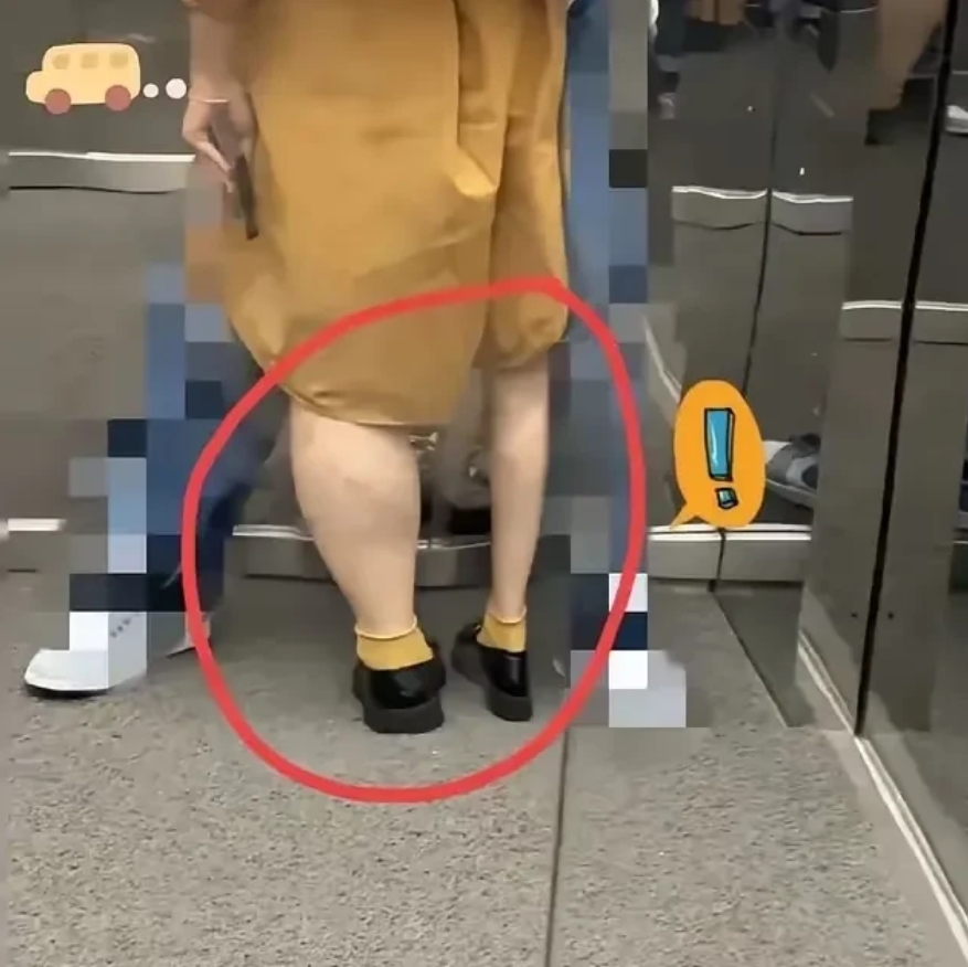 这是昨天去地铁站看到的的感觉好奇怪呀？是我看错了呢？还是本来就是这样呢？好奇葩的