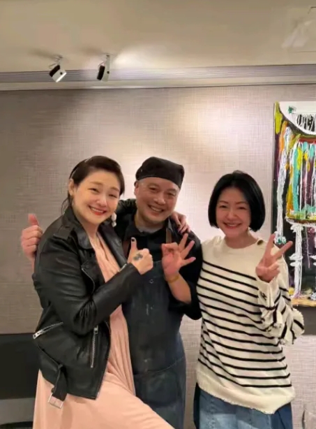 不得不说小S作为女主人，面对保姆真的是一点架子也没有，一点防备别人的心思也没有呢