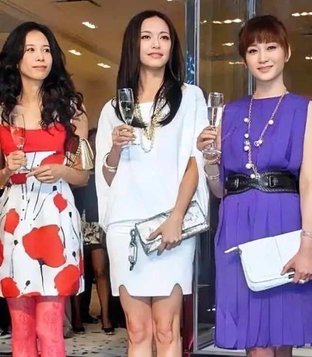 李小冉在3位美女中，她的身高不是最高的，颜值也不是最美的，可在3人中一眼看到的就