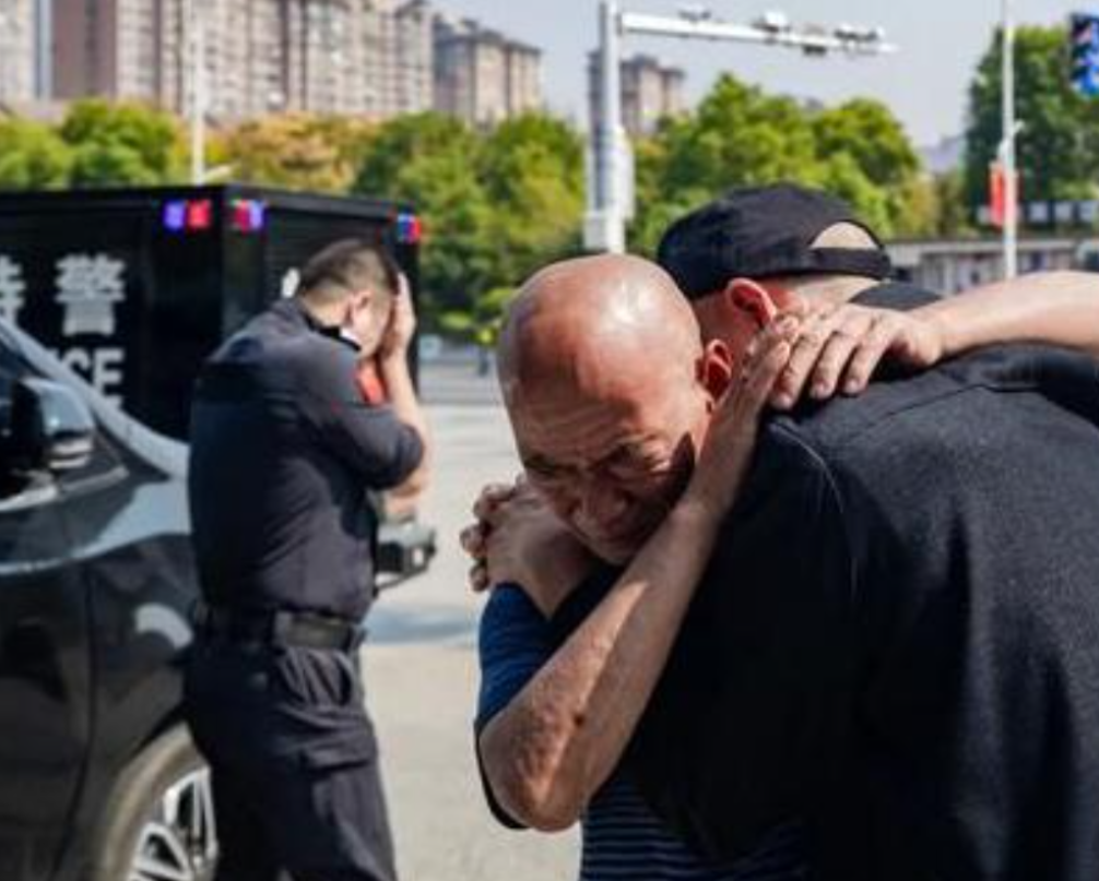 泪目！拾荒老人捡到500元交给民警：我怕是打工人丢的，他们也可怜！