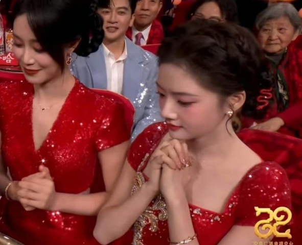 这个小女孩今天美得特别出挑！跟个福娃娃一样

这个小女孩仿佛被魔法轻轻点过，美得