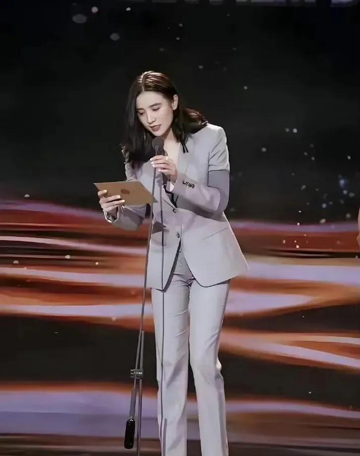娱乐圈的女明星们通常会想尽办法来展示自己的大长腿，感觉大家都应该像宋佳好好学习下