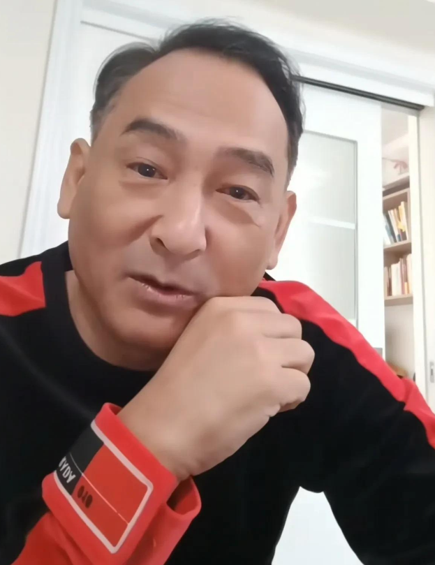 昨晚谢雷直播，聊起了和安娜金在广东怎么认识的。他说，当初候耀华给他打了个电话，说