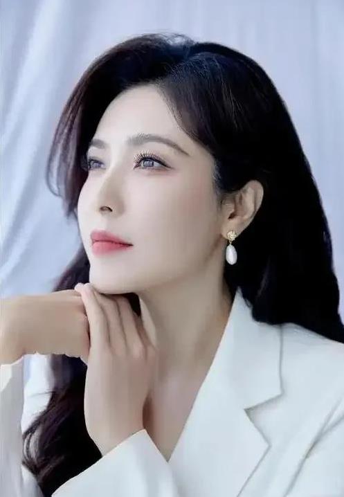 家人们，听说有人在街上偶遇曾黎了！一点明星架子都没有，亲切得像邻居家的姐姐，太接