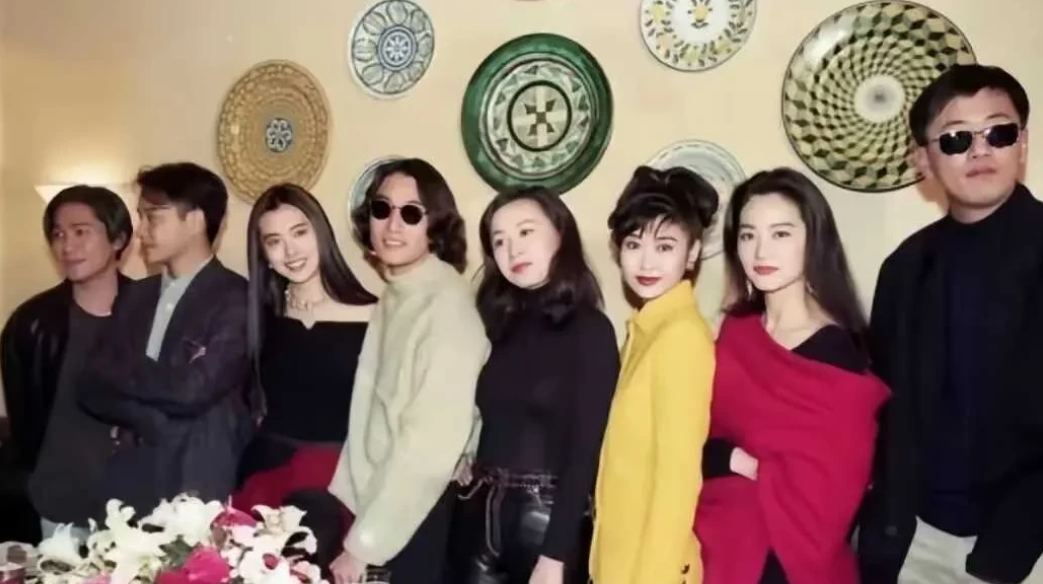 这是王家卫拍摄《东邪西毒》的合影，王祖贤美是美但是花期好短，林青霞不一样虽然也不