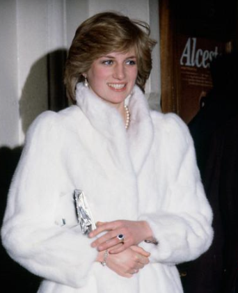 1997年，戴安娜王妃的意外去世引起了全世界的震惊和哀悼，她的离世对英国王室来说