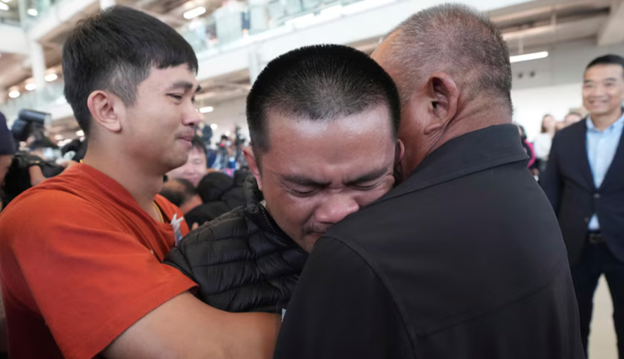被劫持一年后，五名泰国人质返回曼谷