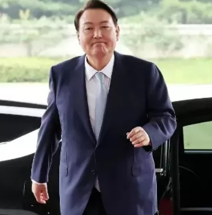尹锡悦即将出狱过年，文在寅心里会是什么滋味？
建议把尹义士送到北方邻居那儿接受审