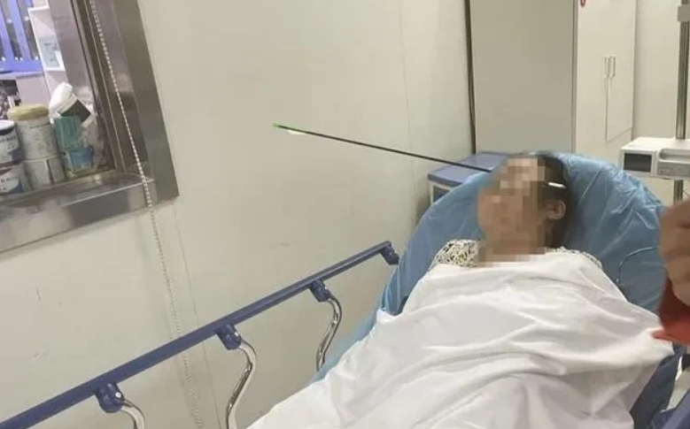 “天降横祸！”陕西西安，一女子吃完晚饭后，到小区内散步，突然眼睛一花，还没等她反