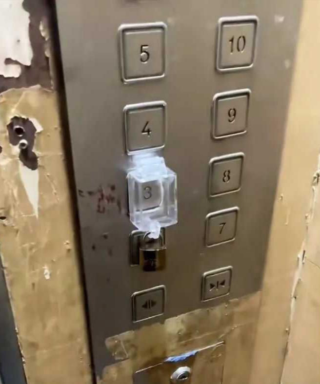 由于三楼没交电梯费，于是就这样了