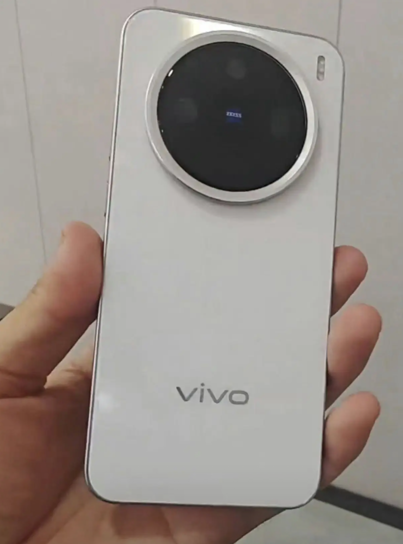 vivo X200 Pro mini真机已经满天飞了：
1、怪异的是全网就这一个