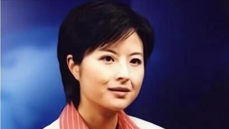 她曾是央视一枝花，低调嫁大18岁李铁为妻，如今51岁已满头白发