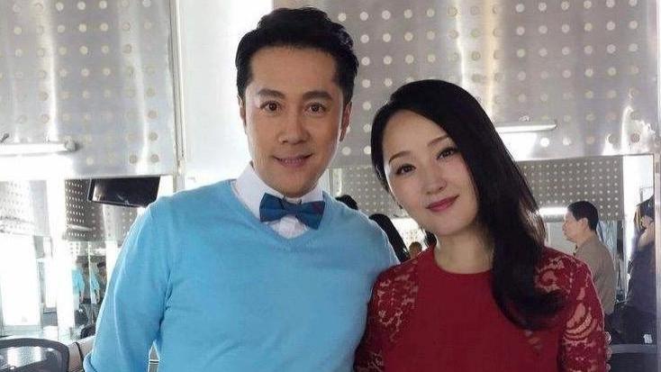 蔡国庆：两次情断跨国恋后，娶亿万富婆为妻，如今儿子是他的骄傲