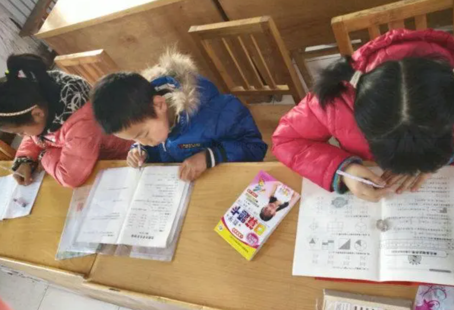 家长自曝：女儿从四年级开始补课，一小时220元，成绩一直不上不下，处于中等。到了