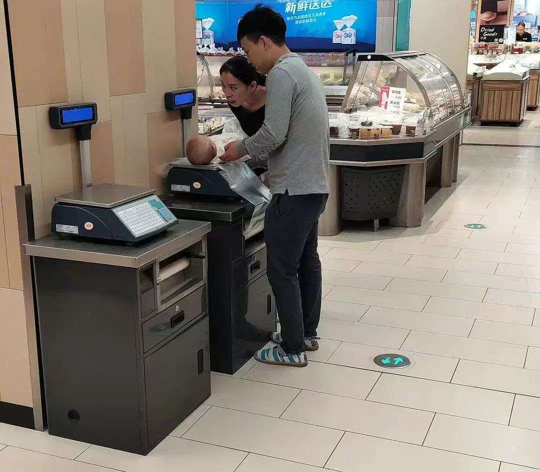谁把娃儿拿来称啊
