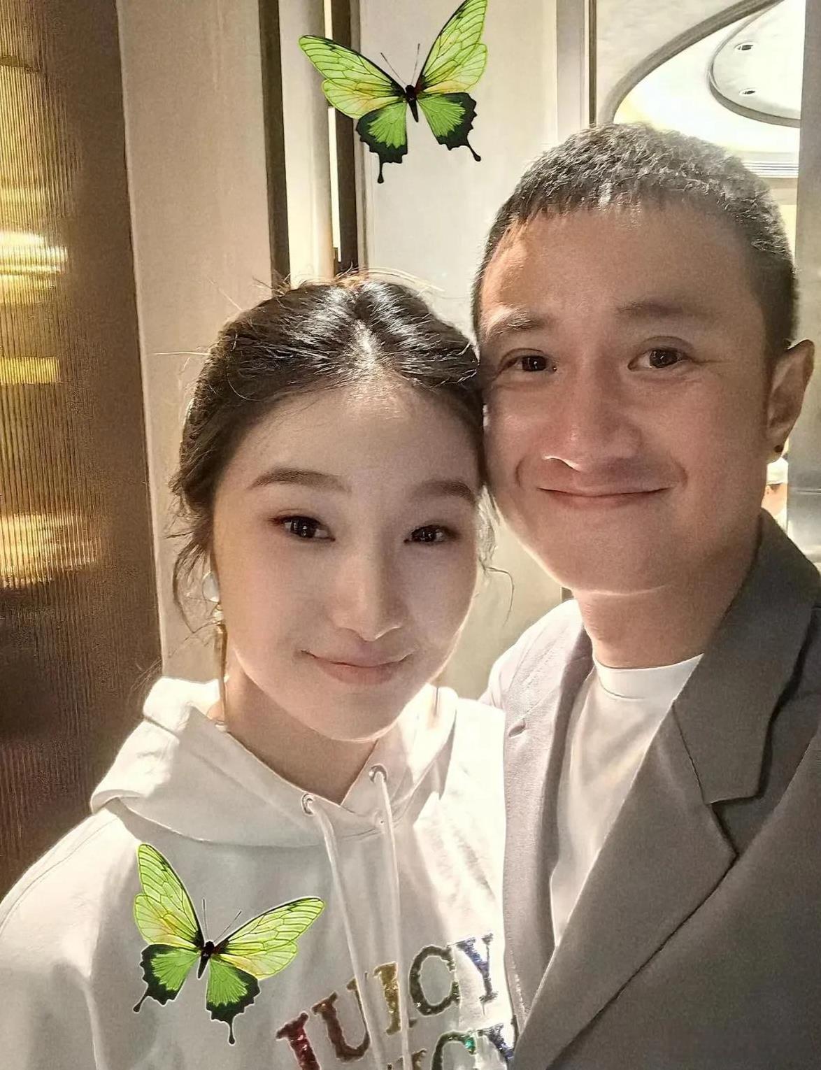文章与女儿的合影。
16岁的文爱马明艳大气，父亲眼里也是满满的爱意。你们觉得，