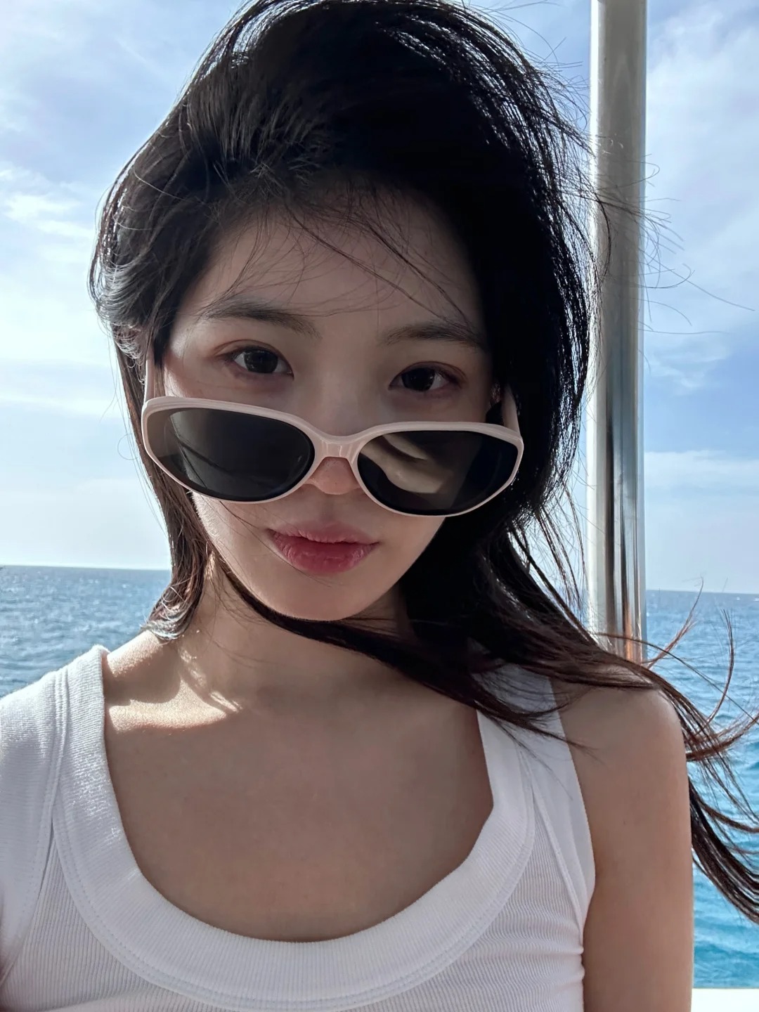出海咯
阳光那么好
蓝天白云和海洋
一饱眼福啦
吹吹海风
悠哉悠哉
